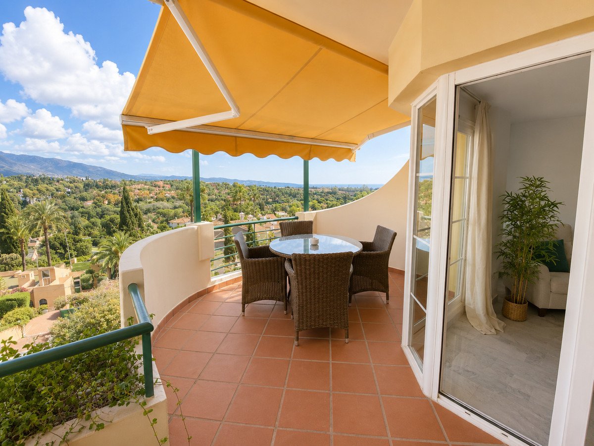 2 Bed Middle Floor Apartment in Nueva Andalucía