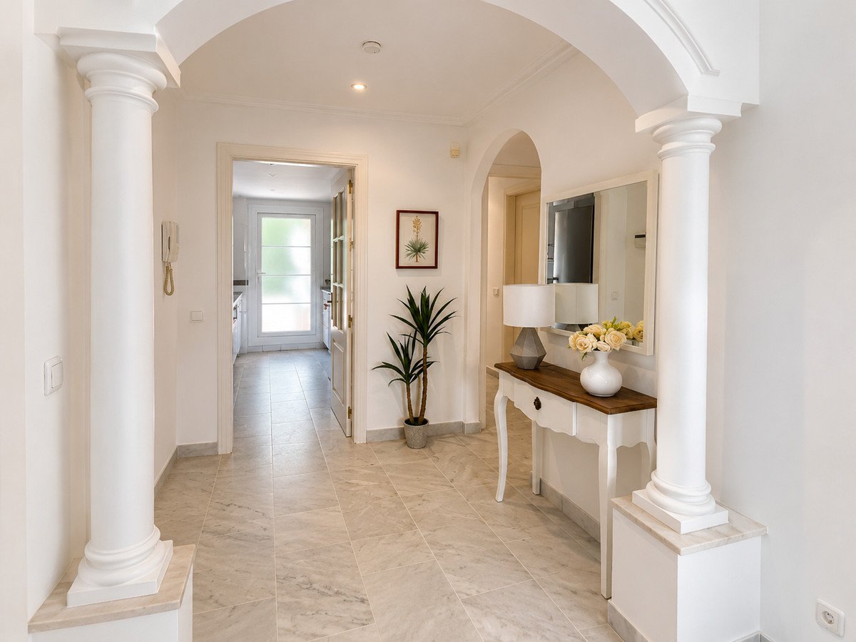 2 Bed Middle Floor Apartment in Nueva Andalucía