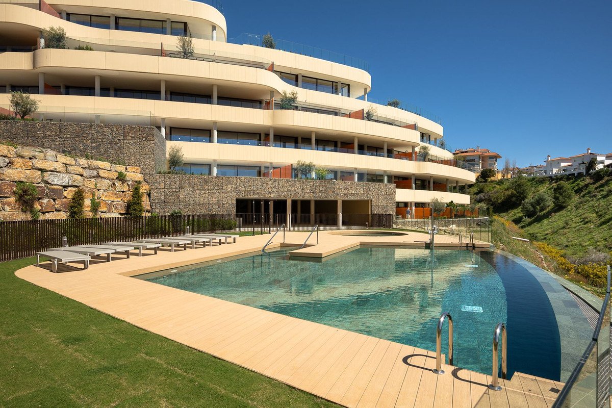 2 Bed Middle Floor Apartment in Fuengirola