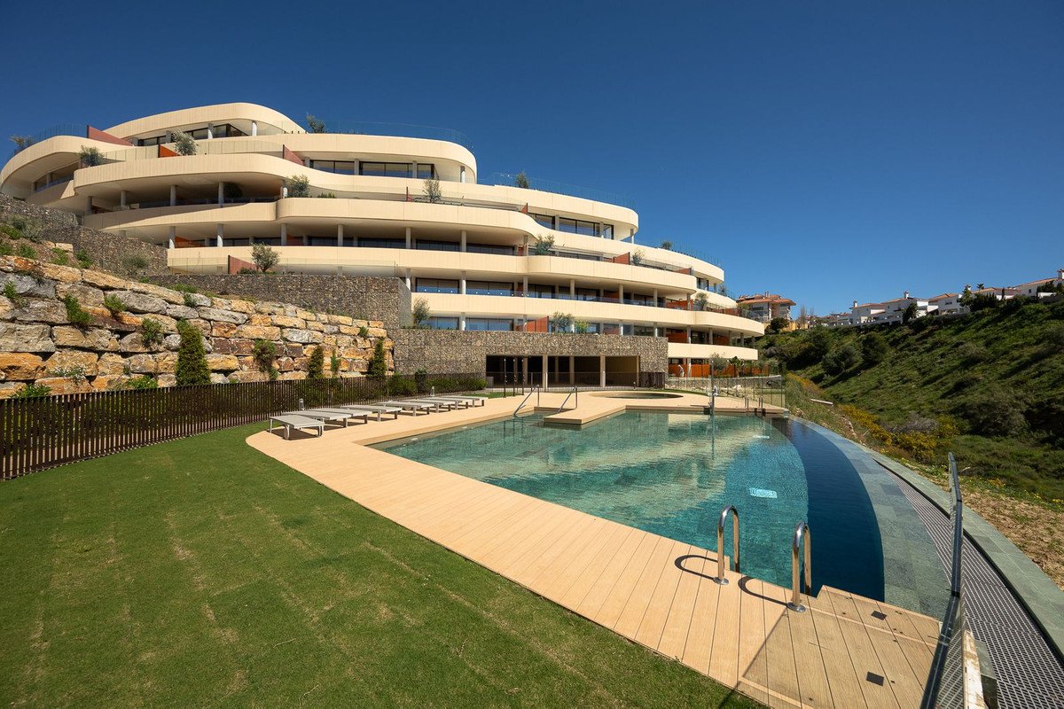 2 Bed Middle Floor Apartment in Fuengirola