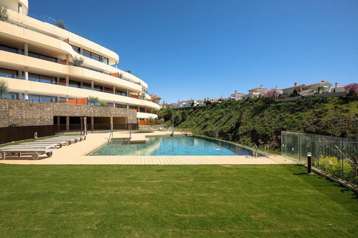 2 Bed Middle Floor Apartment in Fuengirola