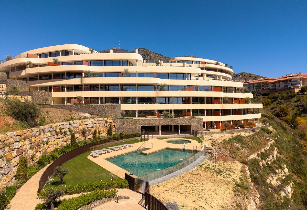 2 Bed Middle Floor Apartment in Fuengirola