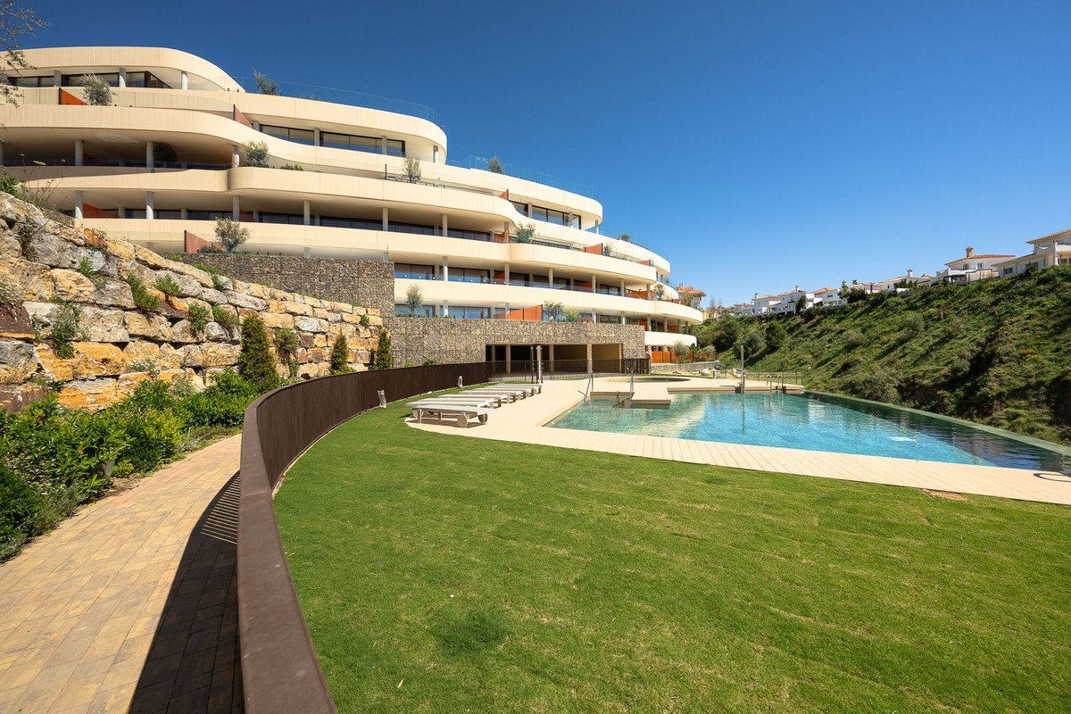 2 Bed Middle Floor Apartment in Fuengirola