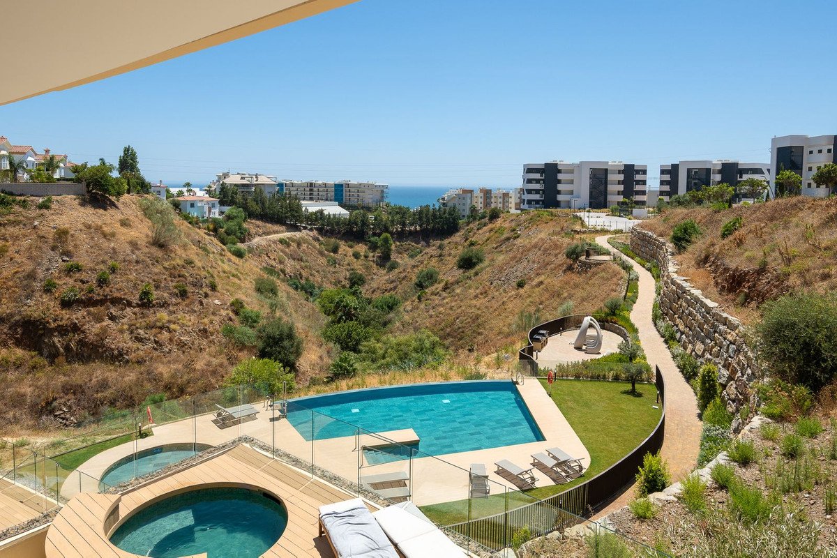 2 Bed Middle Floor Apartment in Fuengirola