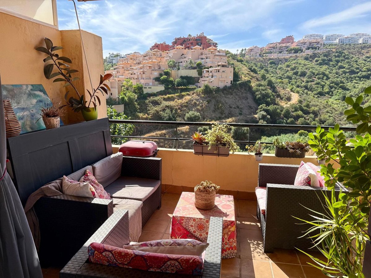 2 Bed Middle Floor Apartment in Calahonda