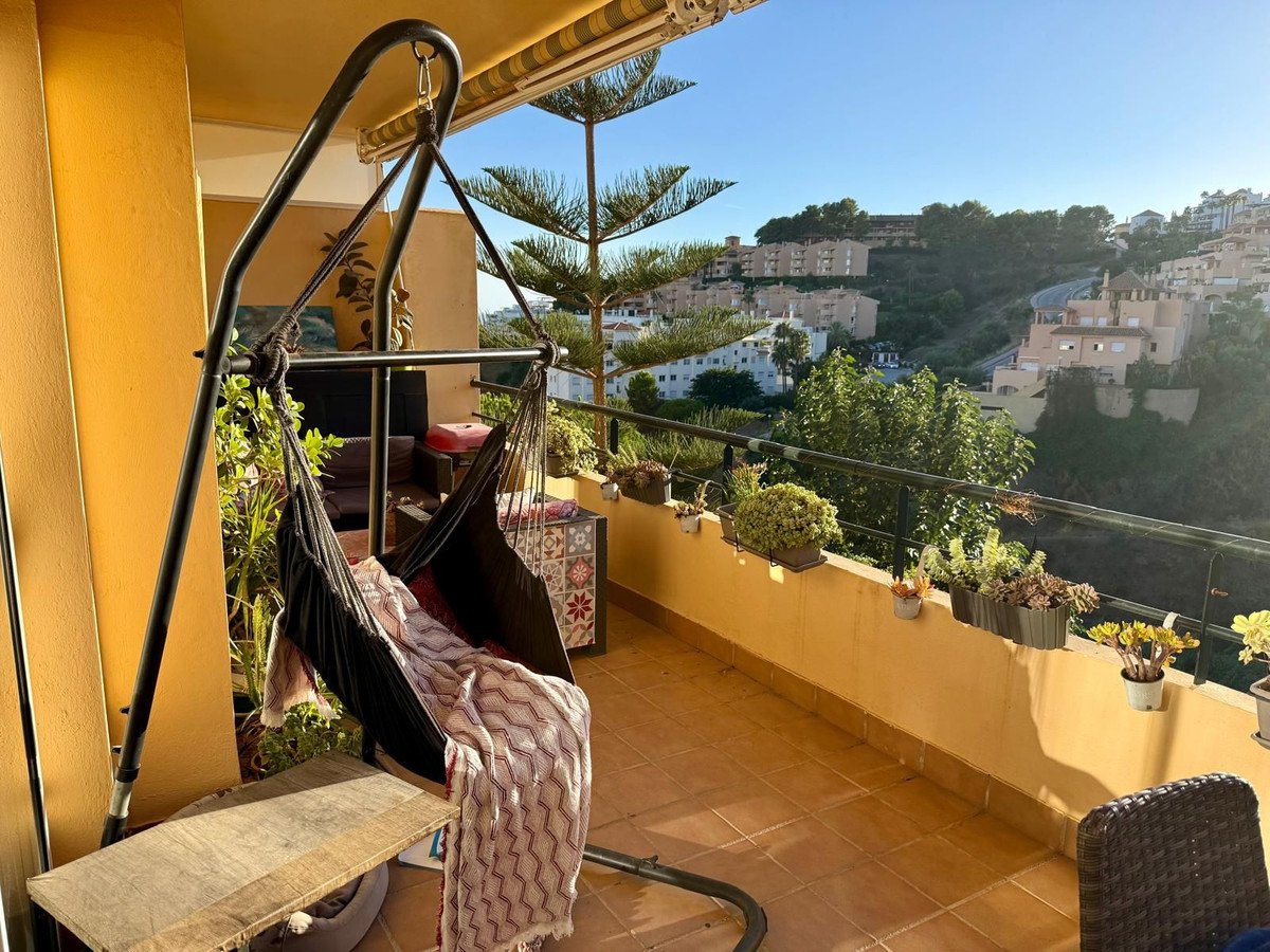 2 Bed Middle Floor Apartment in Calahonda