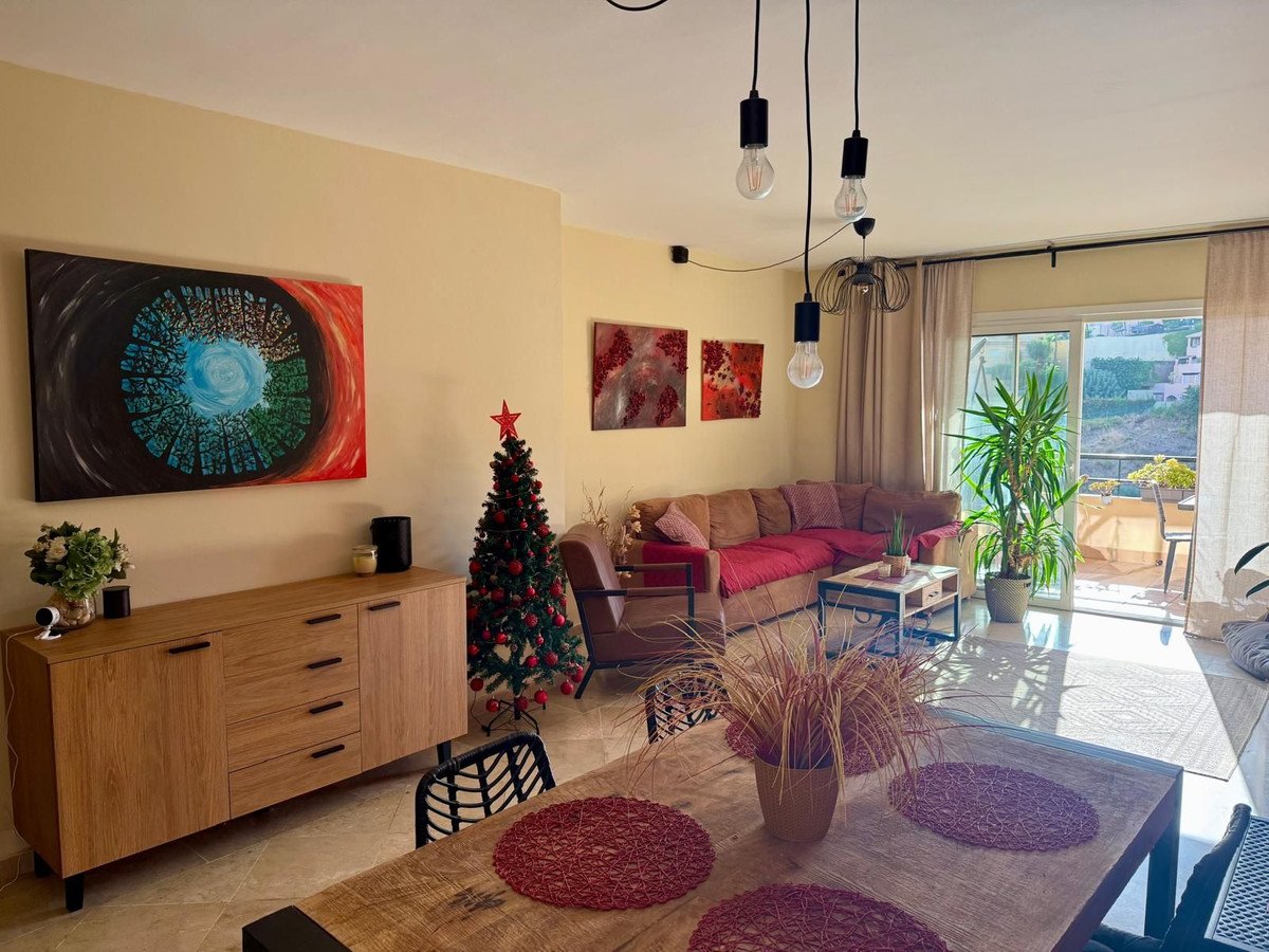2 Bed Middle Floor Apartment in Calahonda