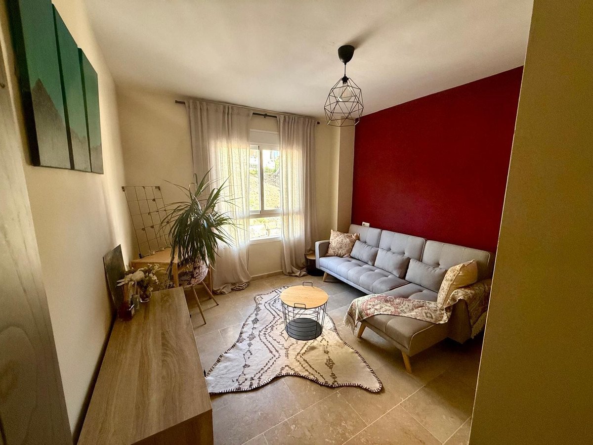 2 Bed Middle Floor Apartment in Calahonda