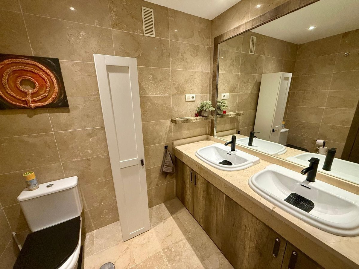 2 Bed Middle Floor Apartment in Calahonda