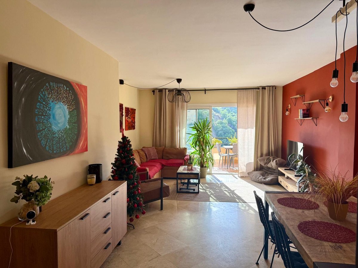 2 Bed Middle Floor Apartment in Calahonda