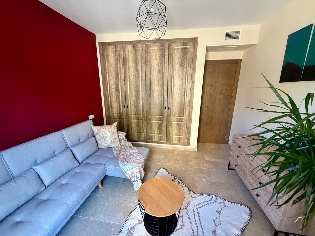 2 Bed Middle Floor Apartment in Calahonda