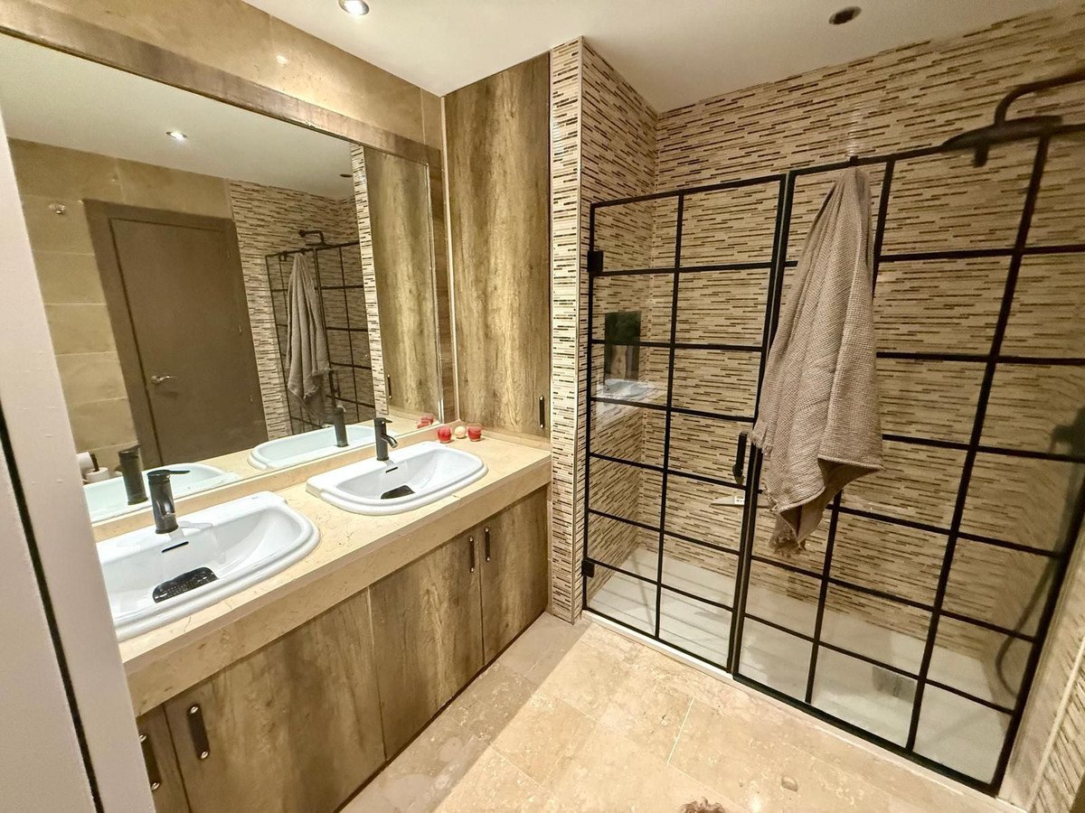 2 Bed Middle Floor Apartment in Calahonda