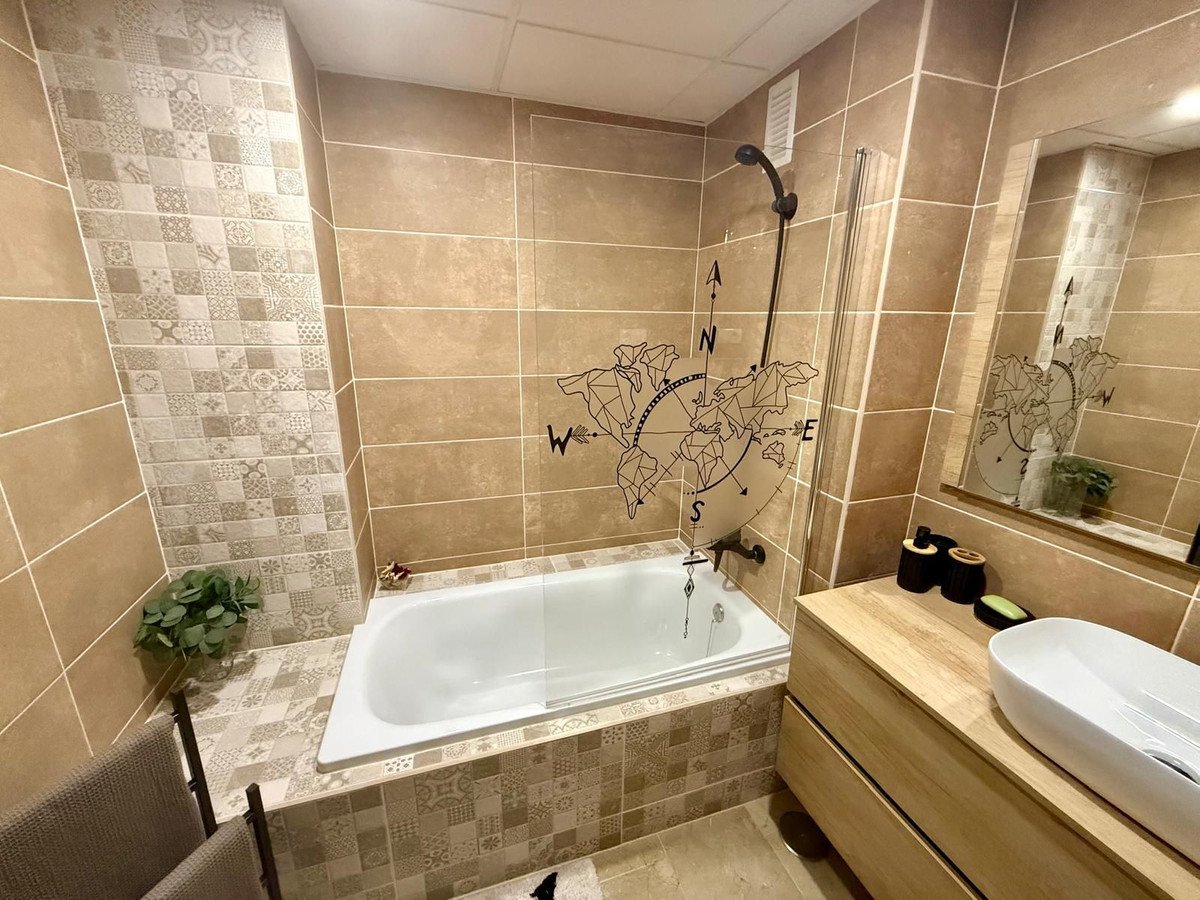 2 Bed Middle Floor Apartment in Calahonda