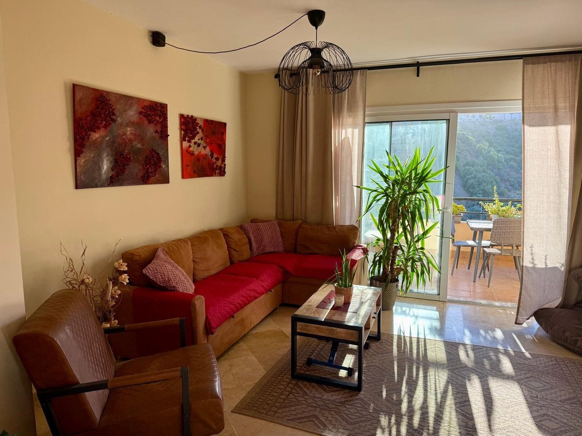 2 Bed Middle Floor Apartment in Calahonda