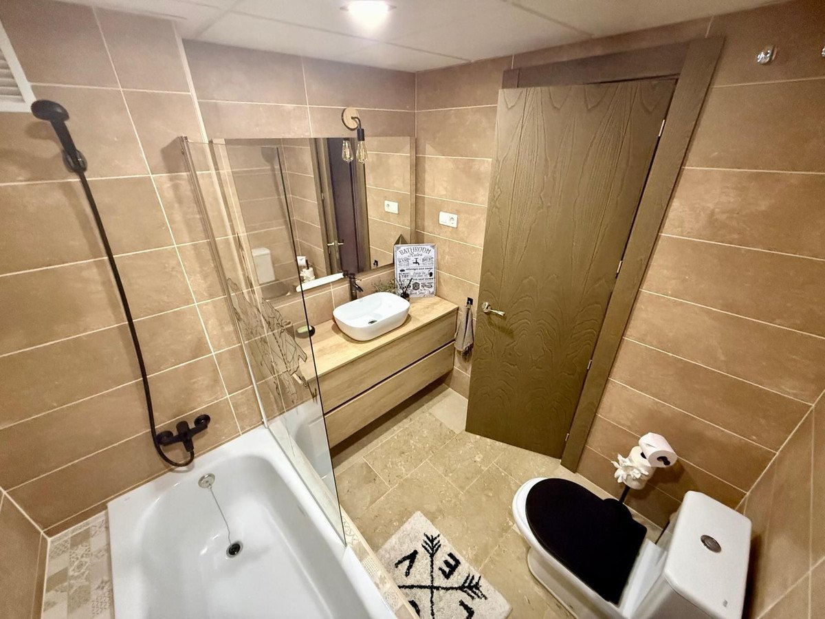 2 Bed Middle Floor Apartment in Calahonda