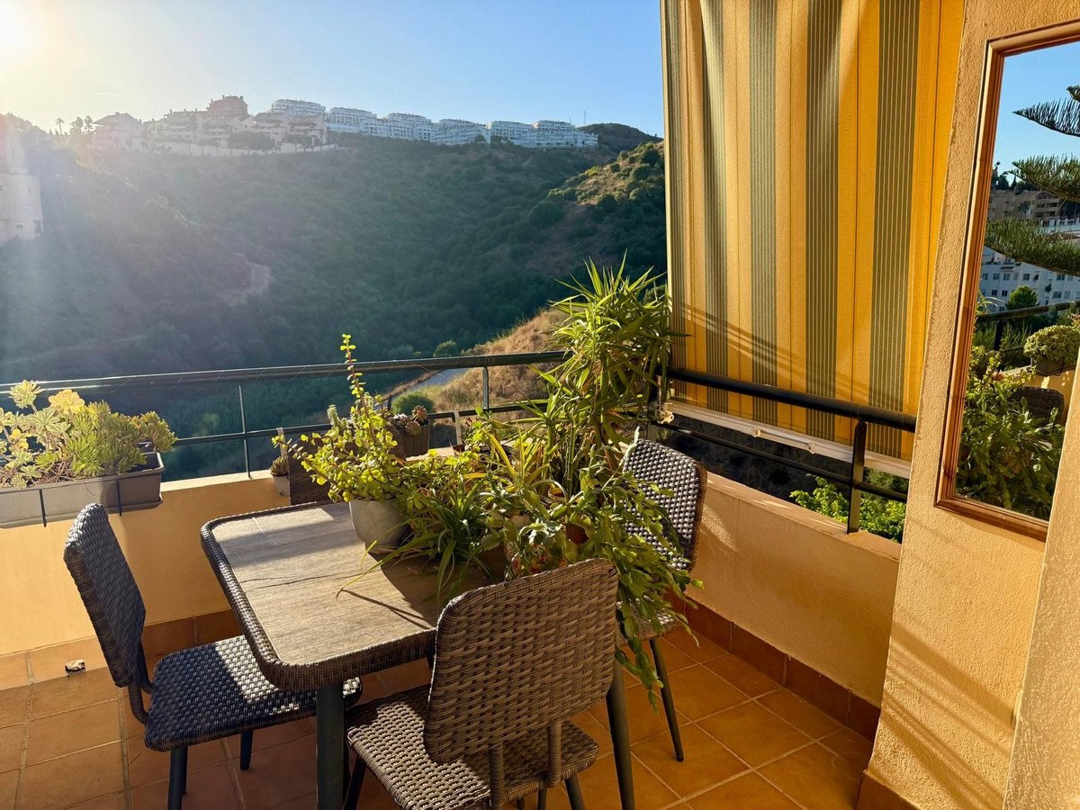 2 Bed Middle Floor Apartment in Calahonda
