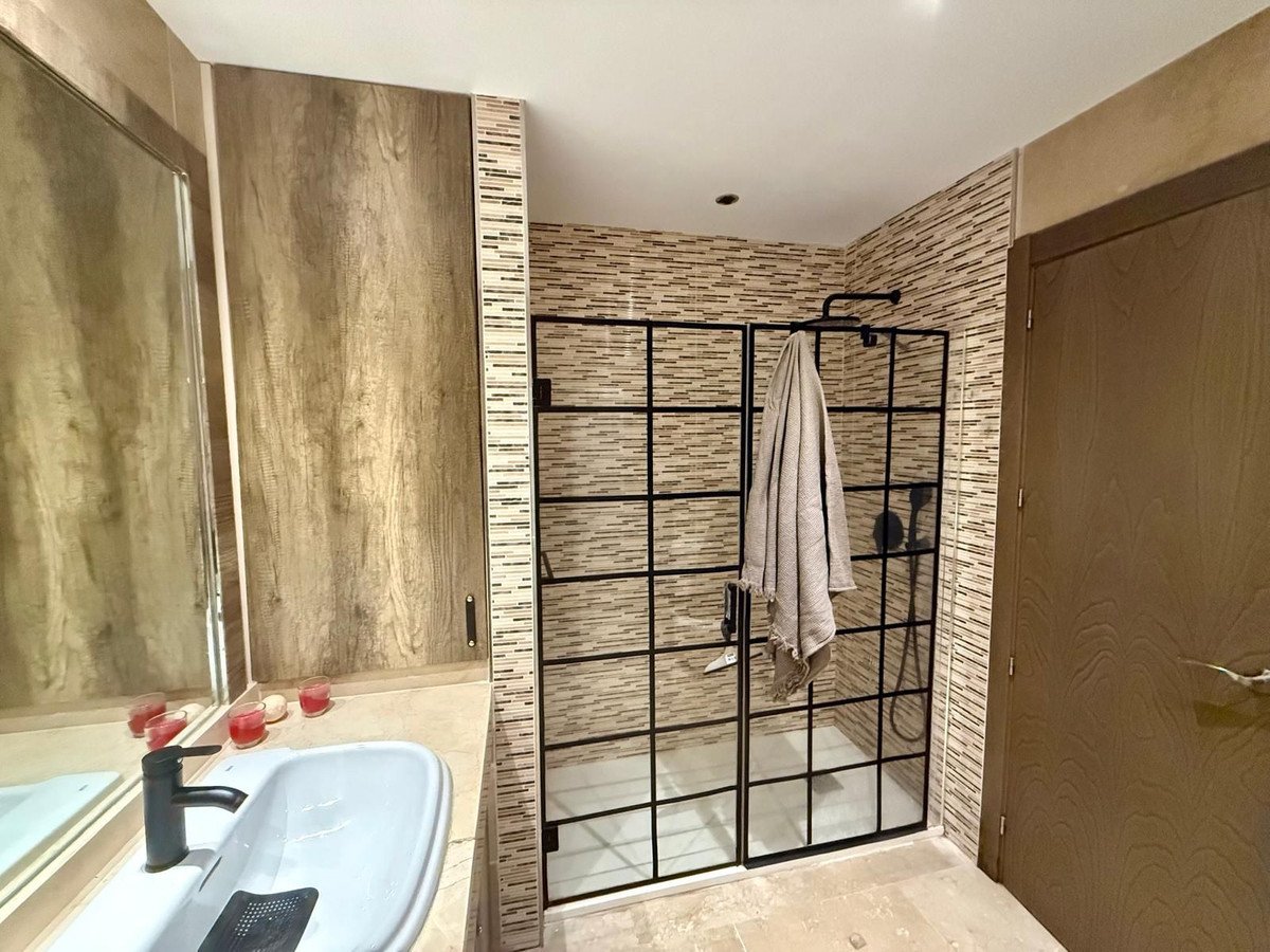 2 Bed Middle Floor Apartment in Calahonda