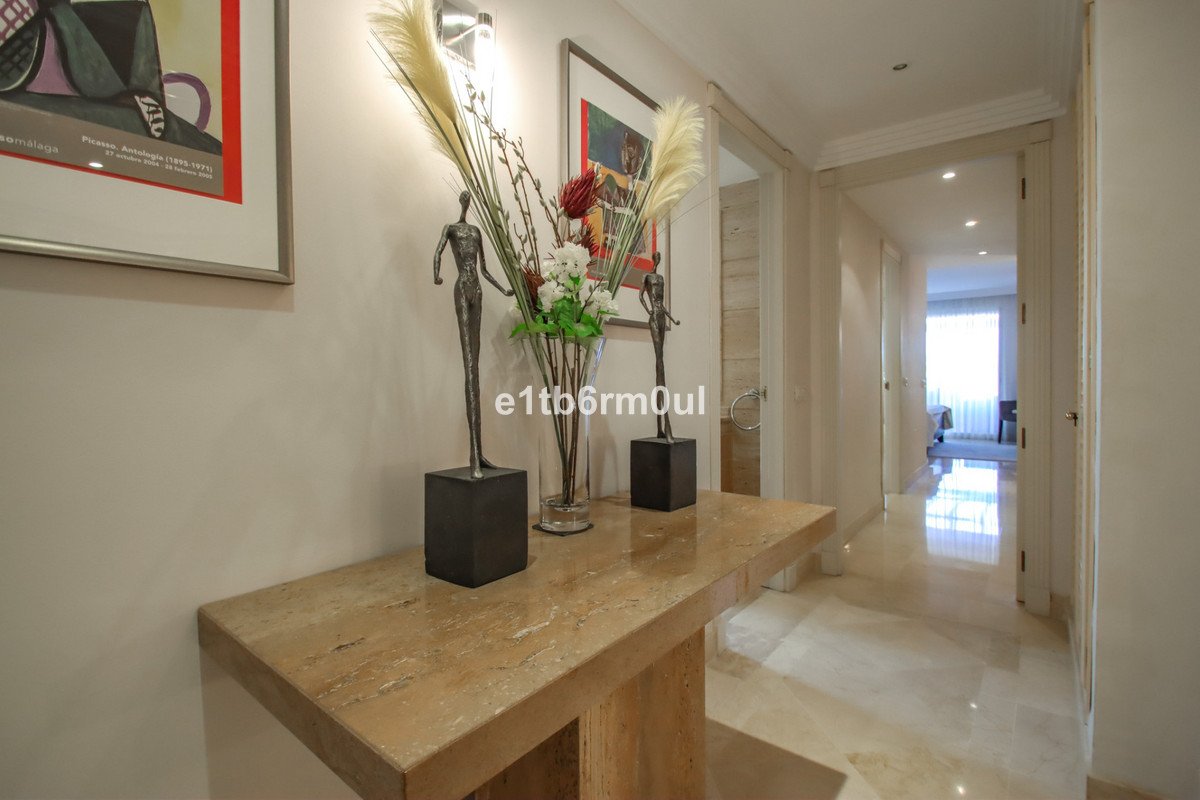 2 Bed Middle Floor Apartment in Nueva Andalucía