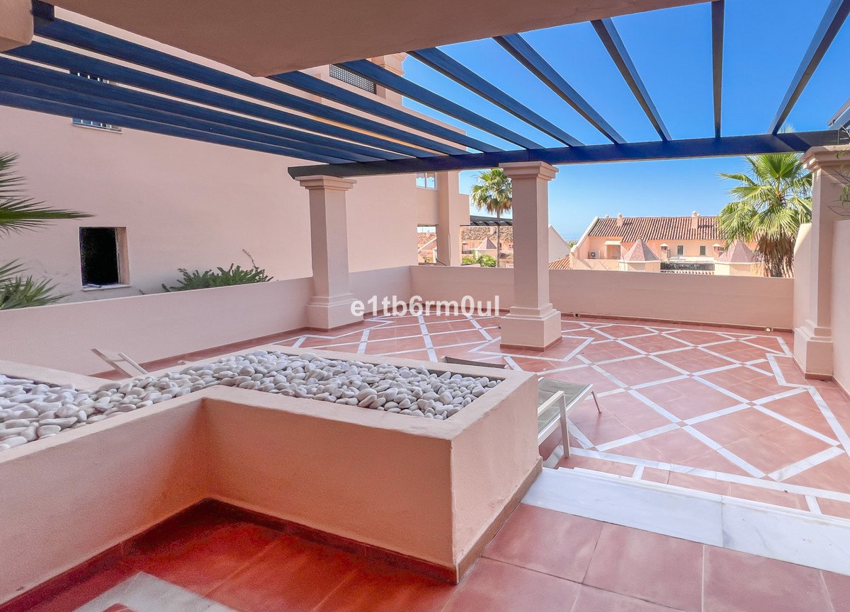 2 Bed Middle Floor Apartment in Nueva Andalucía