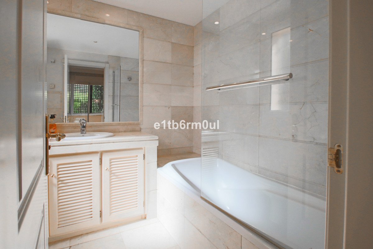 2 Bed Middle Floor Apartment in Nueva Andalucía