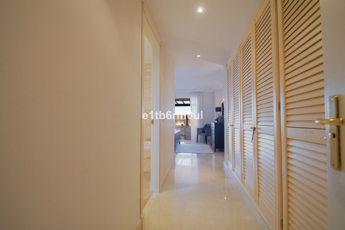 2 Bed Middle Floor Apartment in Nueva Andalucía
