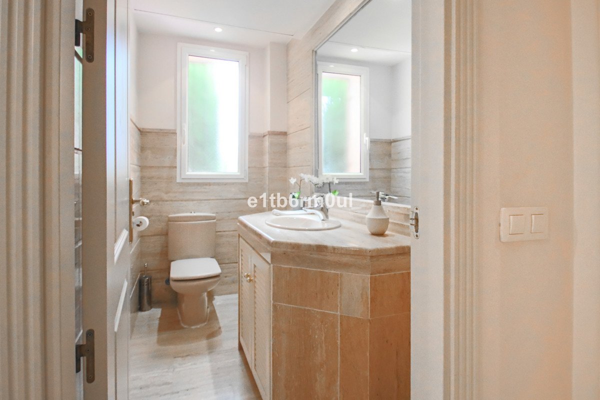 2 Bed Middle Floor Apartment in Nueva Andalucía