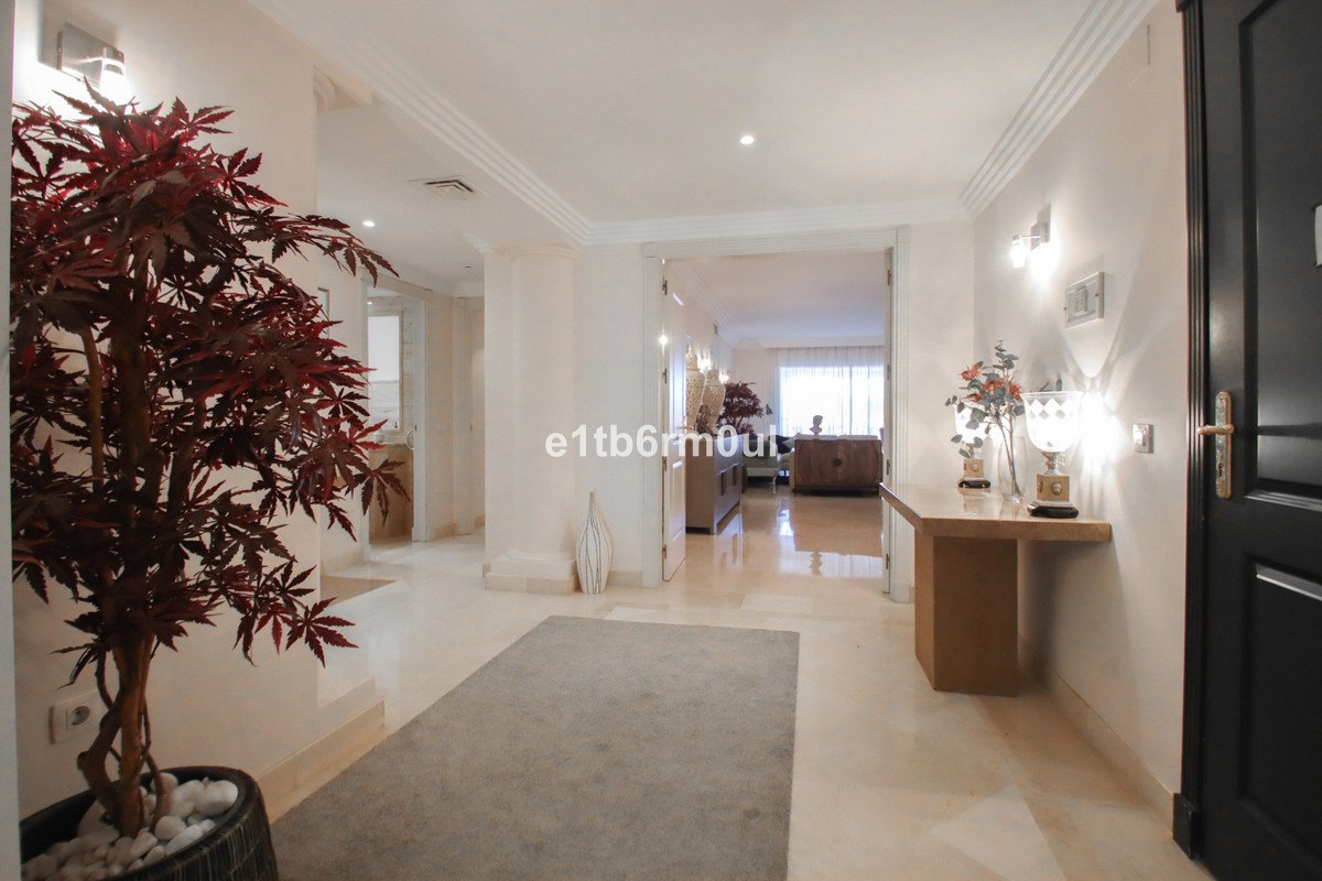 2 Bed Middle Floor Apartment in Nueva Andalucía