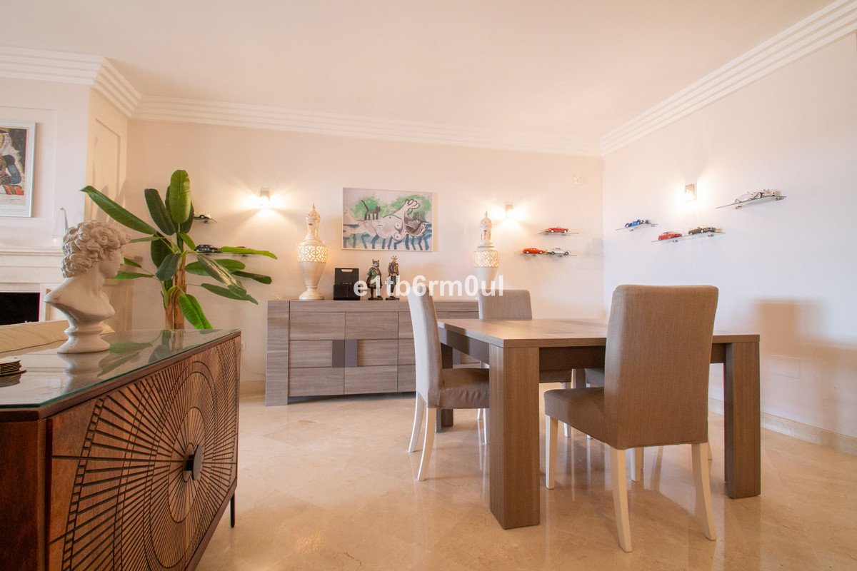 2 Bed Middle Floor Apartment in Nueva Andalucía