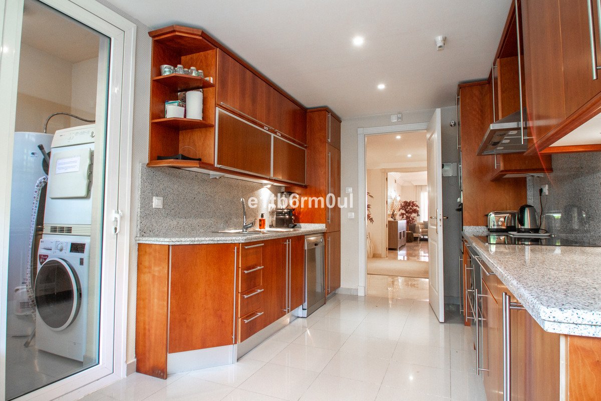 2 Bed Middle Floor Apartment in Nueva Andalucía