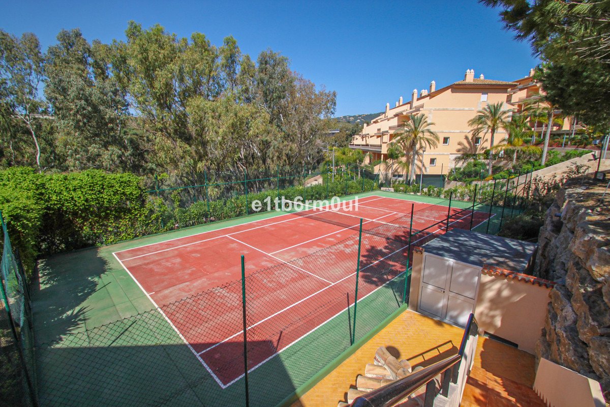 2 Bed Middle Floor Apartment in Nueva Andalucía