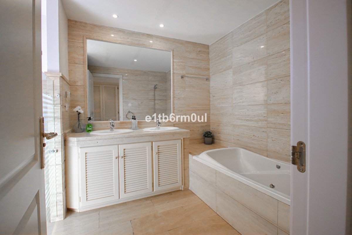 2 Bed Middle Floor Apartment in Nueva Andalucía