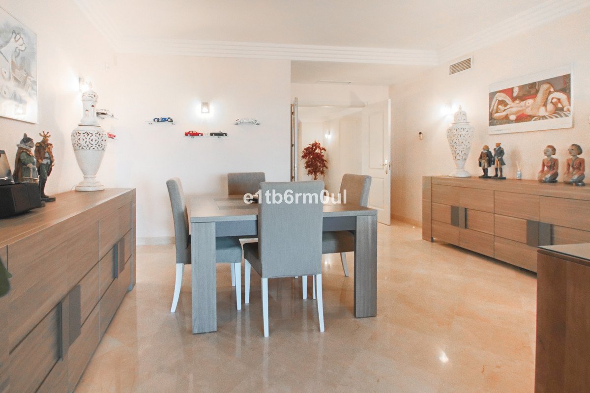 2 Bed Middle Floor Apartment in Nueva Andalucía