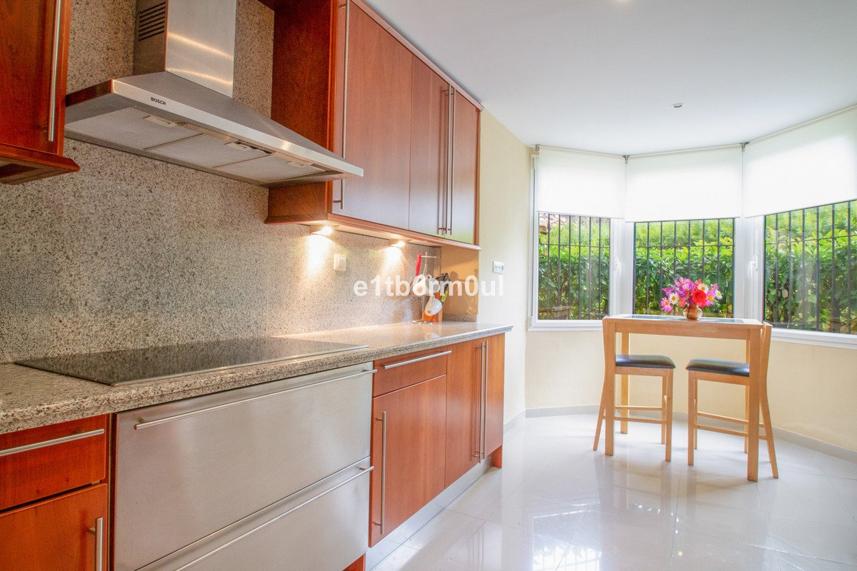 2 Bed Middle Floor Apartment in Nueva Andalucía