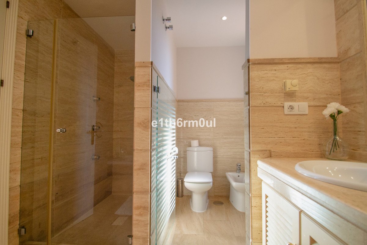 2 Bed Middle Floor Apartment in Nueva Andalucía