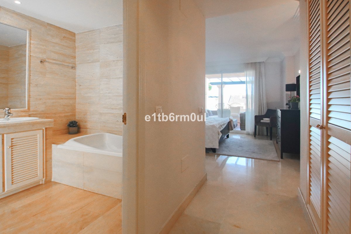 2 Bed Middle Floor Apartment in Nueva Andalucía
