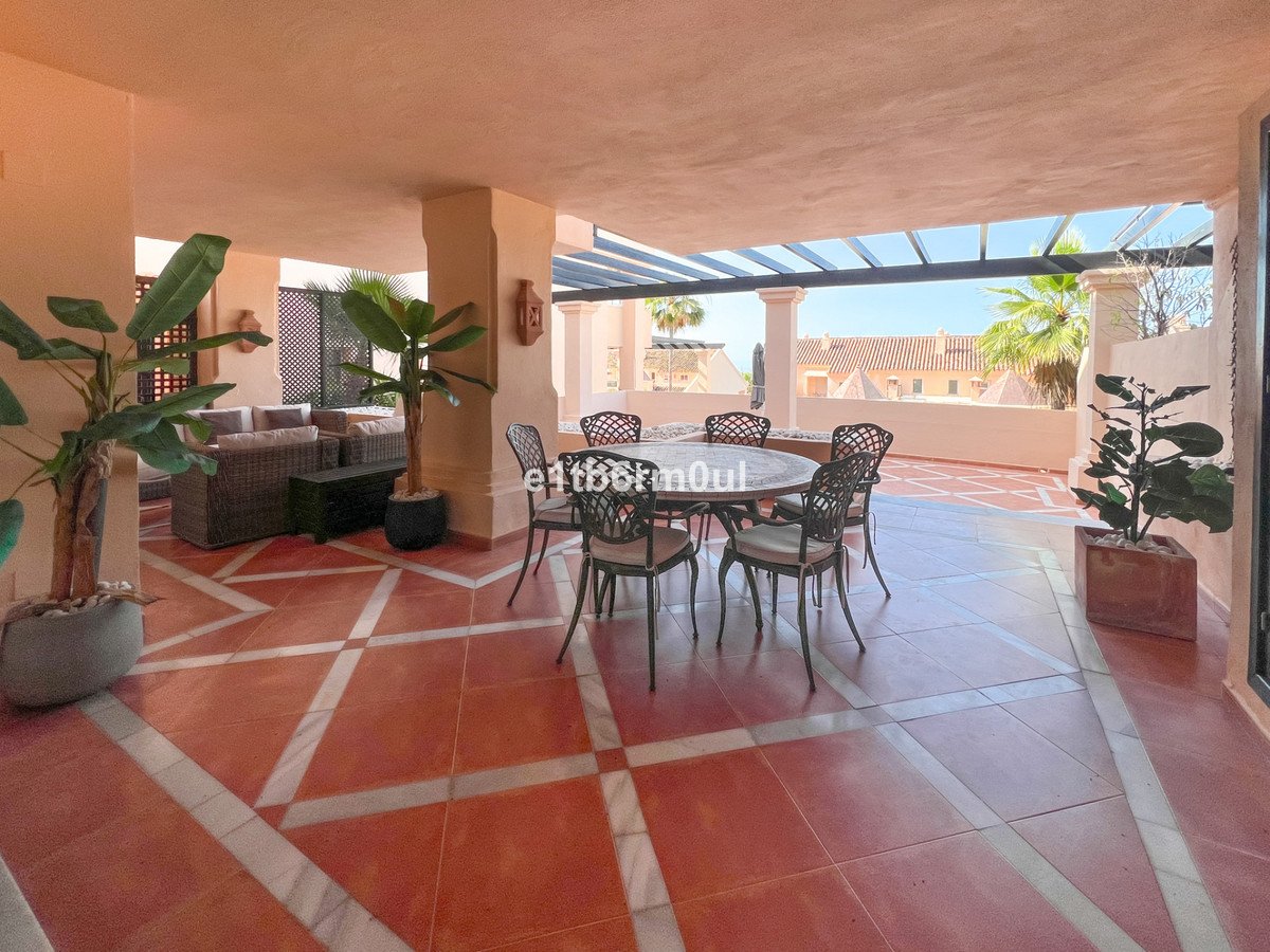 2 Bed Middle Floor Apartment in Nueva Andalucía