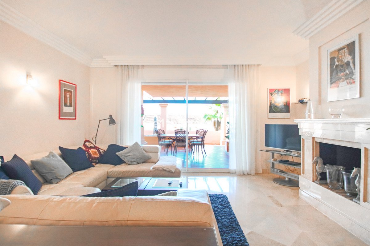 2 Bed Middle Floor Apartment in Nueva Andalucía