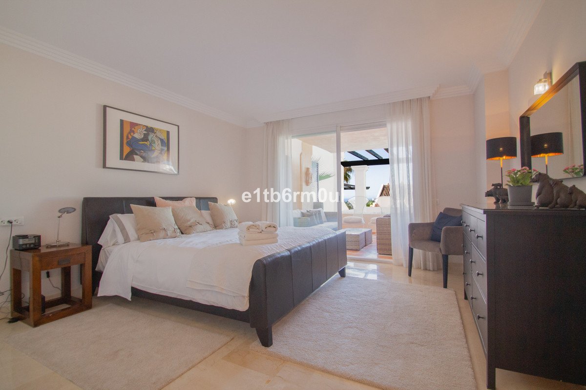 2 Bed Middle Floor Apartment in Nueva Andalucía