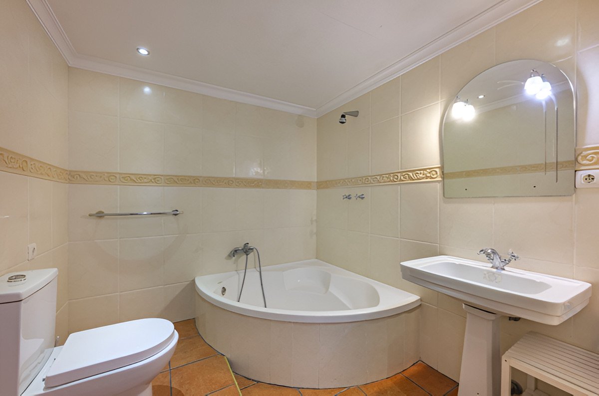 6 Bed Detached Villa in Sotogrande Costa
