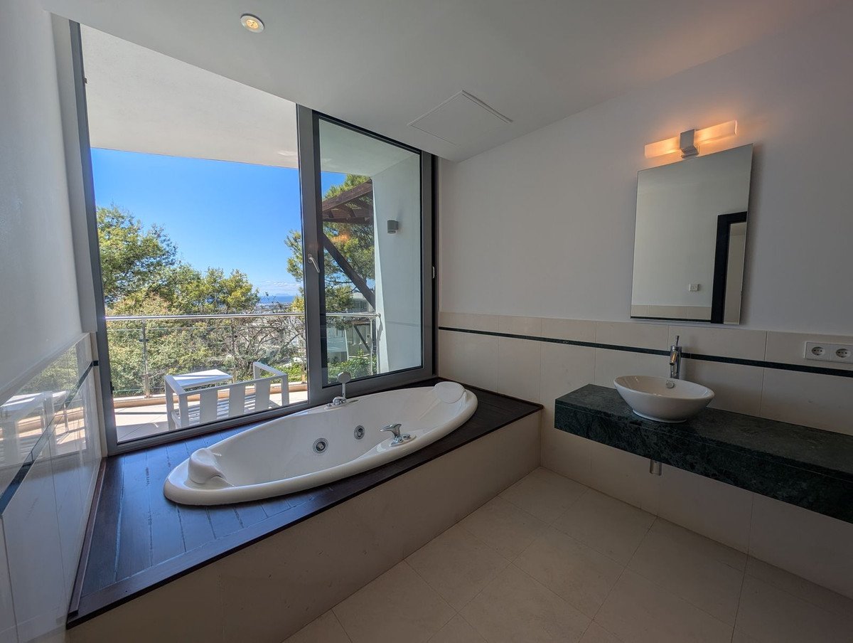 5 Bed Semi-Detached House in Sierra Blanca