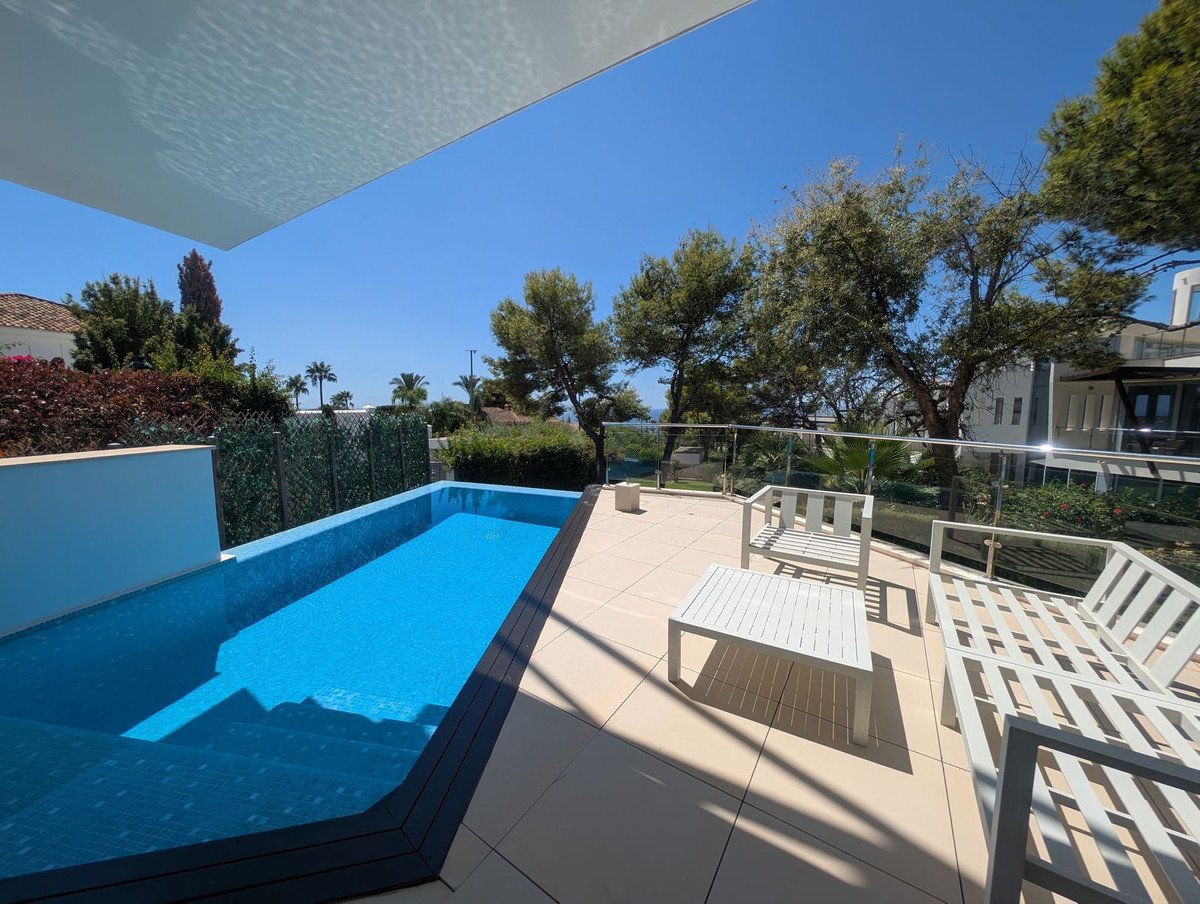 5 Bed Semi-Detached House in Sierra Blanca