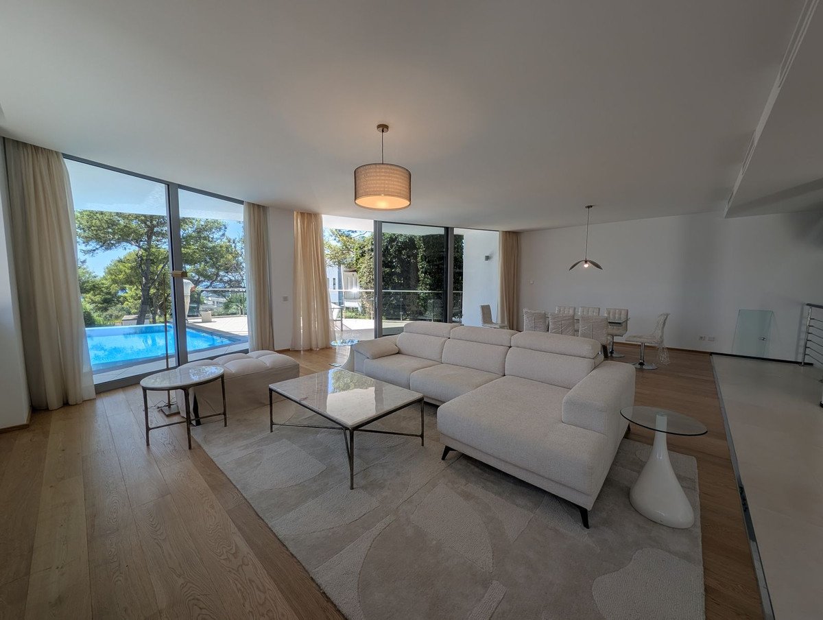 5 Bed Semi-Detached House in Sierra Blanca