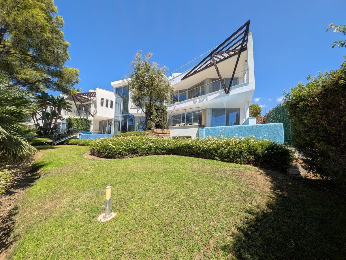 5 Bed Semi-Detached House in Sierra Blanca