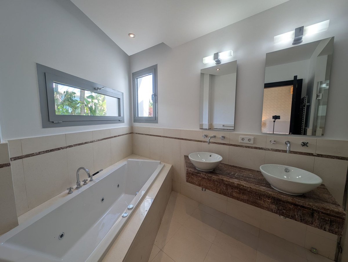 5 Bed Semi-Detached House in Sierra Blanca