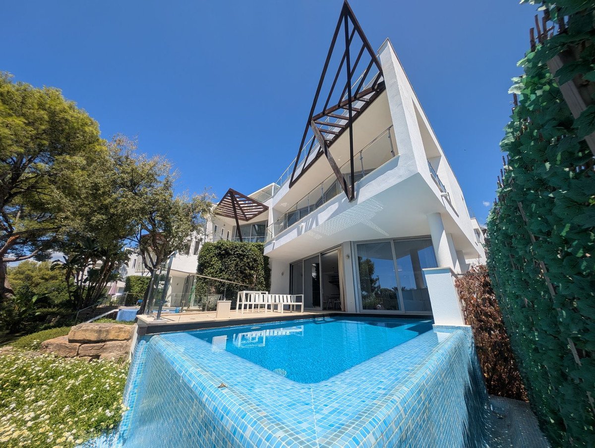 5 Bed Semi-Detached House in Sierra Blanca