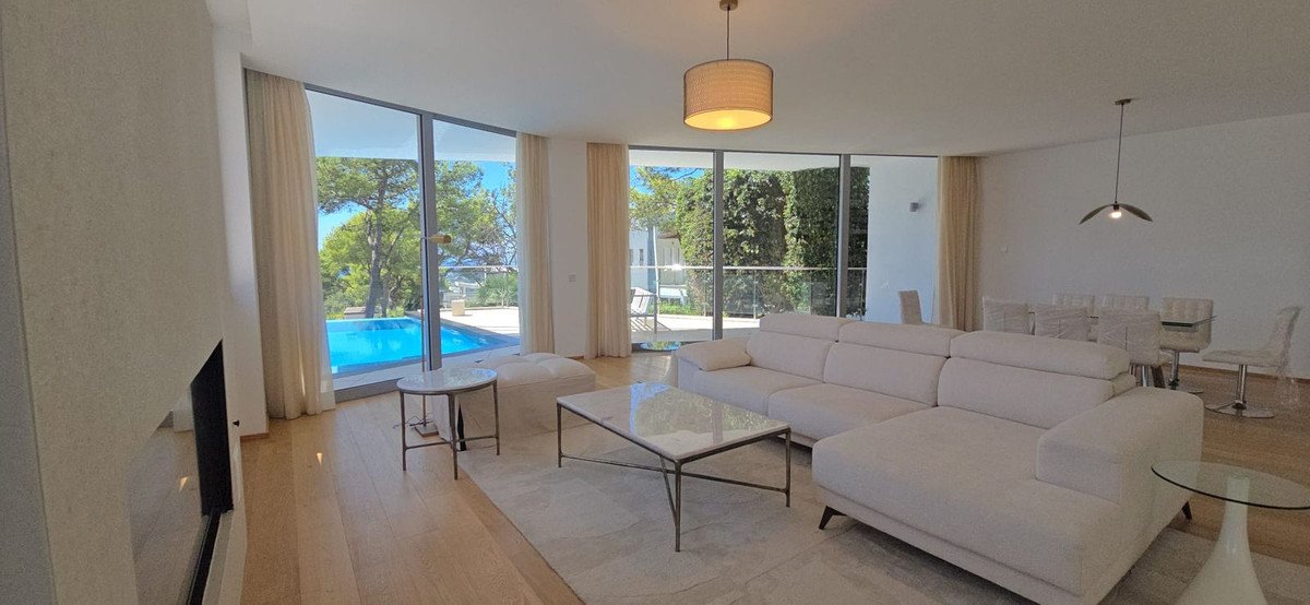5 Bed Semi-Detached House in Sierra Blanca