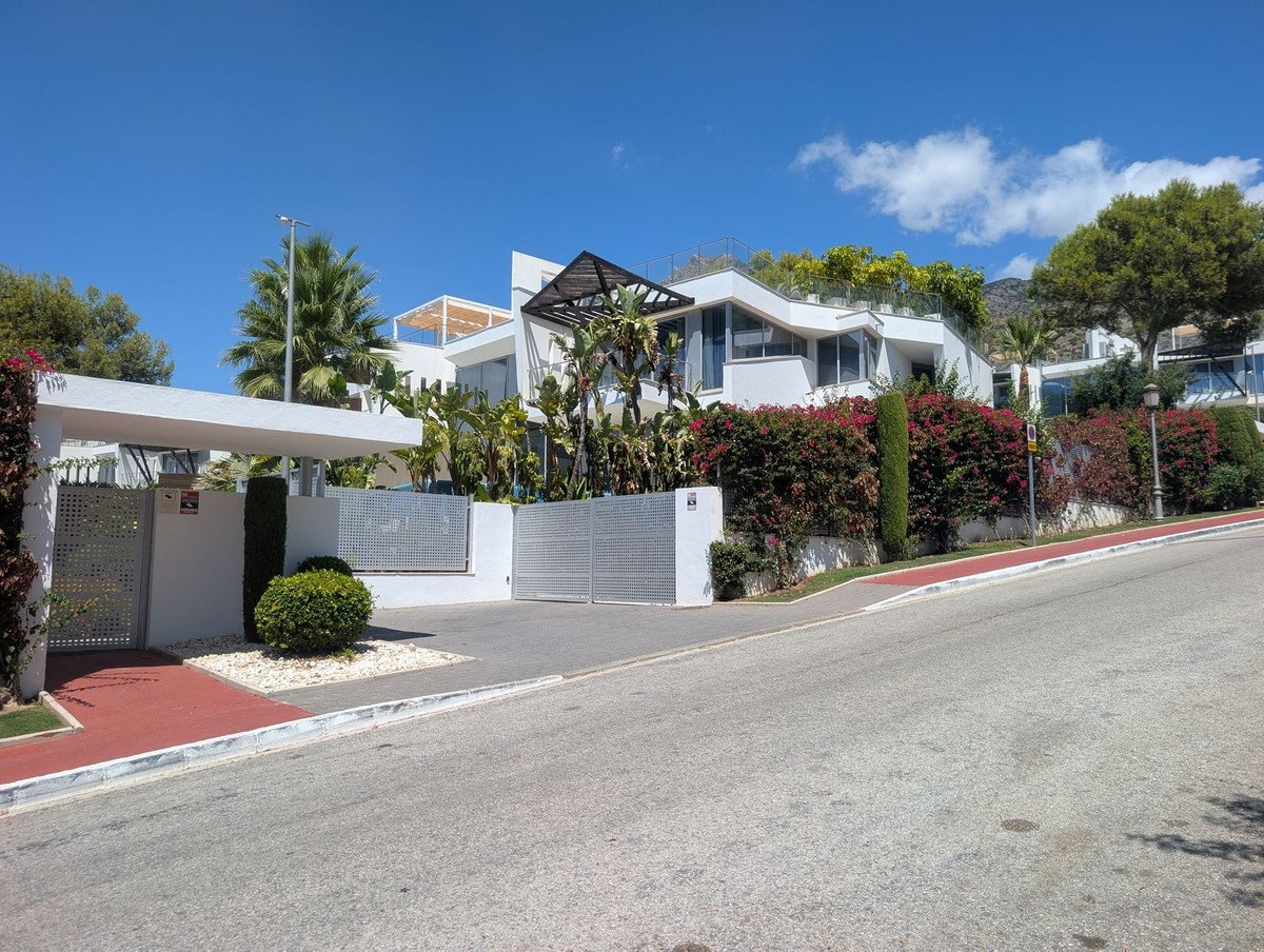 5 Bed Semi-Detached House in Sierra Blanca