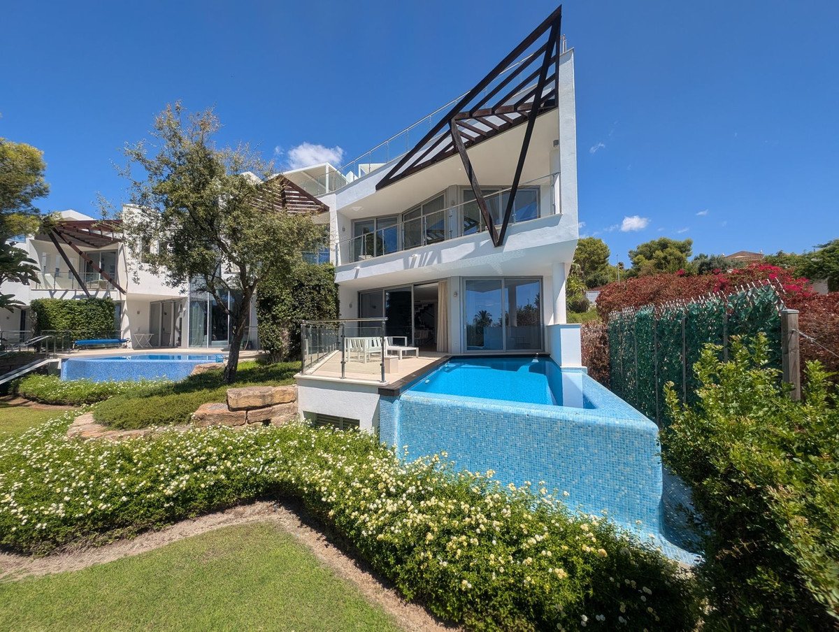 5 Bed Semi-Detached House in Sierra Blanca