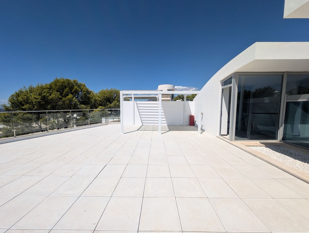 5 Bed Semi-Detached House in Sierra Blanca