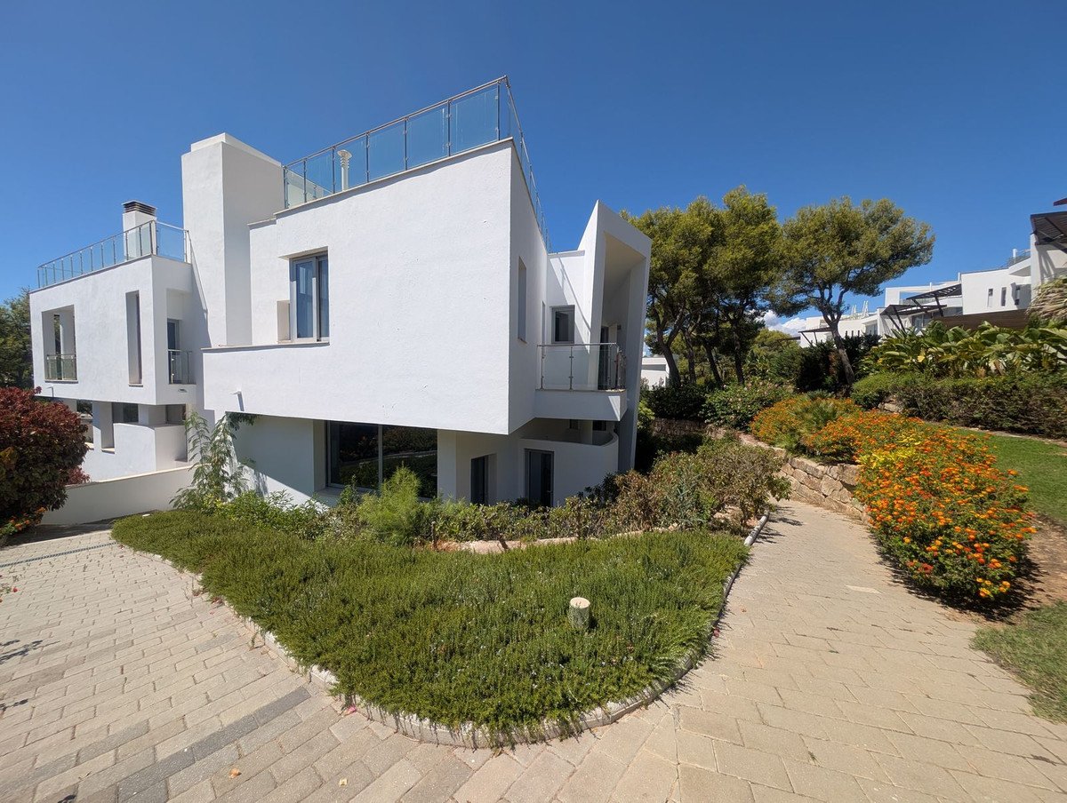 5 Bed Semi-Detached House in Sierra Blanca
